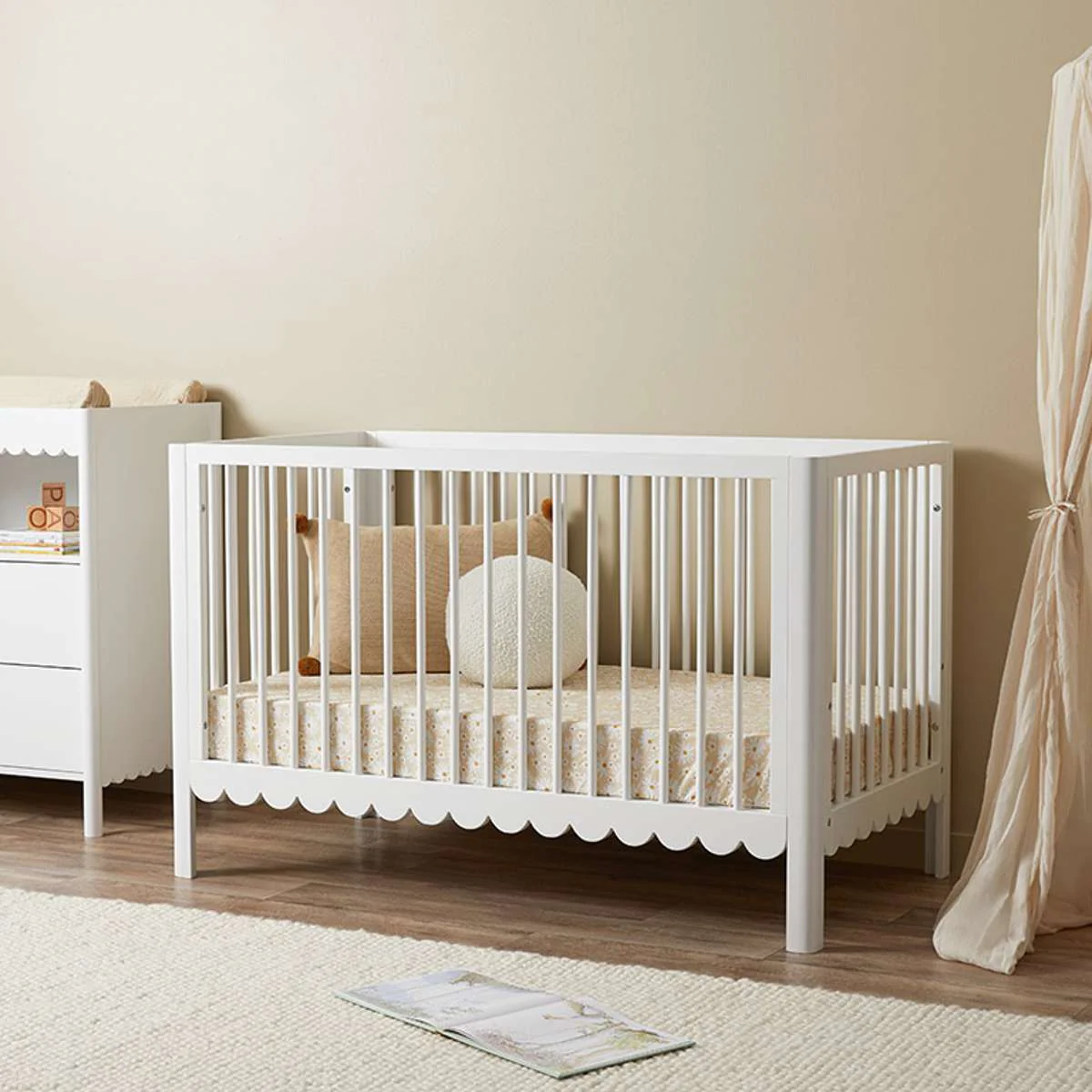 Maisie Scalloped White 3-in-1 Cot Conversion Bundle - Image 2